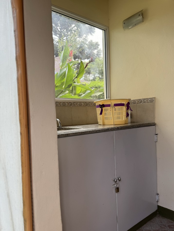 CASA CON BAJADA DIRECTA AL LAGO