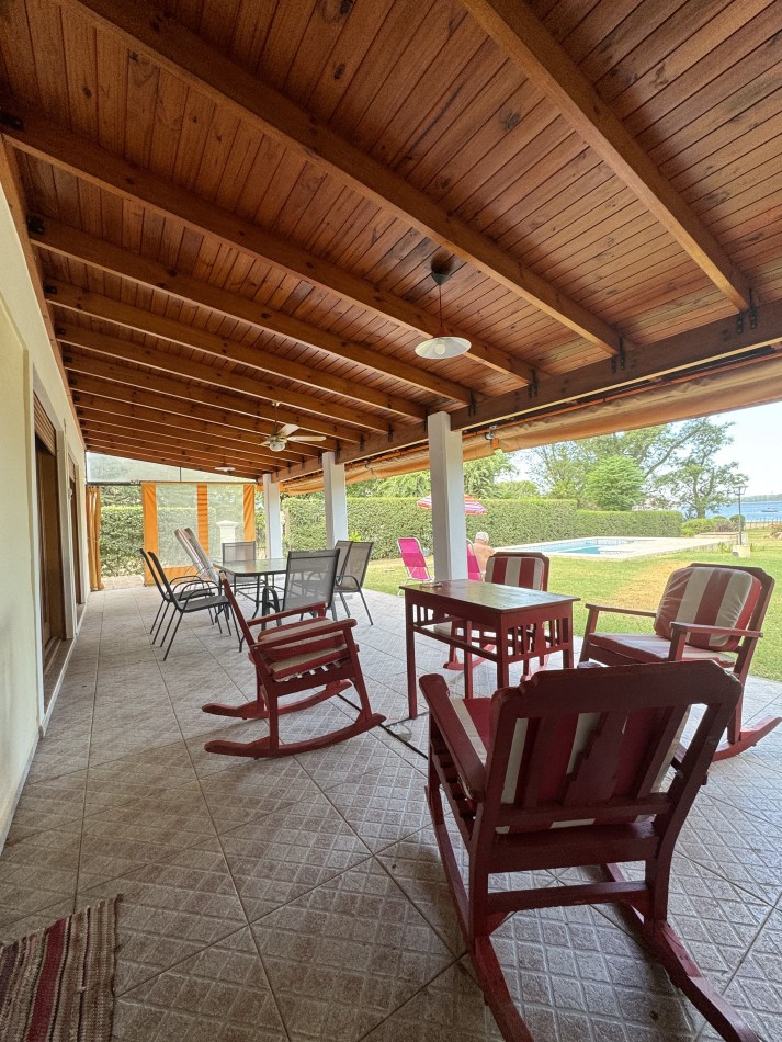 CASA CON BAJADA DIRECTA AL LAGO