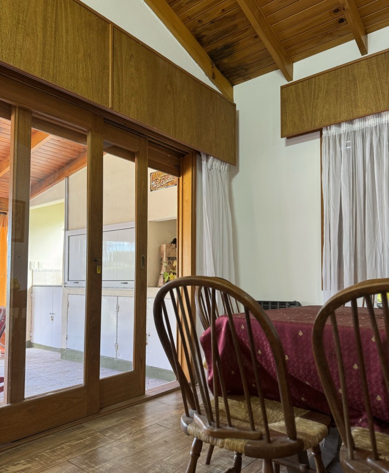 CASA CON BAJADA DIRECTA AL LAGO