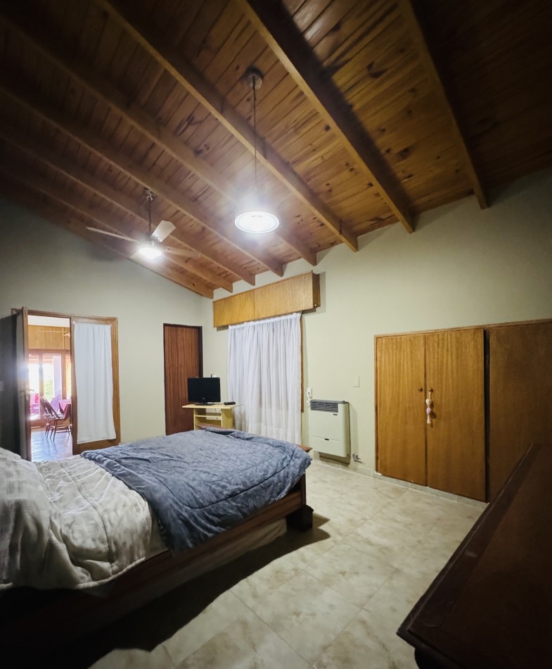 CASA CON BAJADA DIRECTA AL LAGO