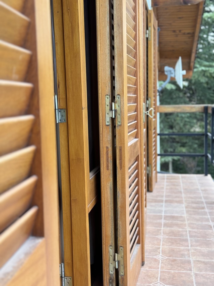 CASA CON BAJADA DIRECTA AL LAGO