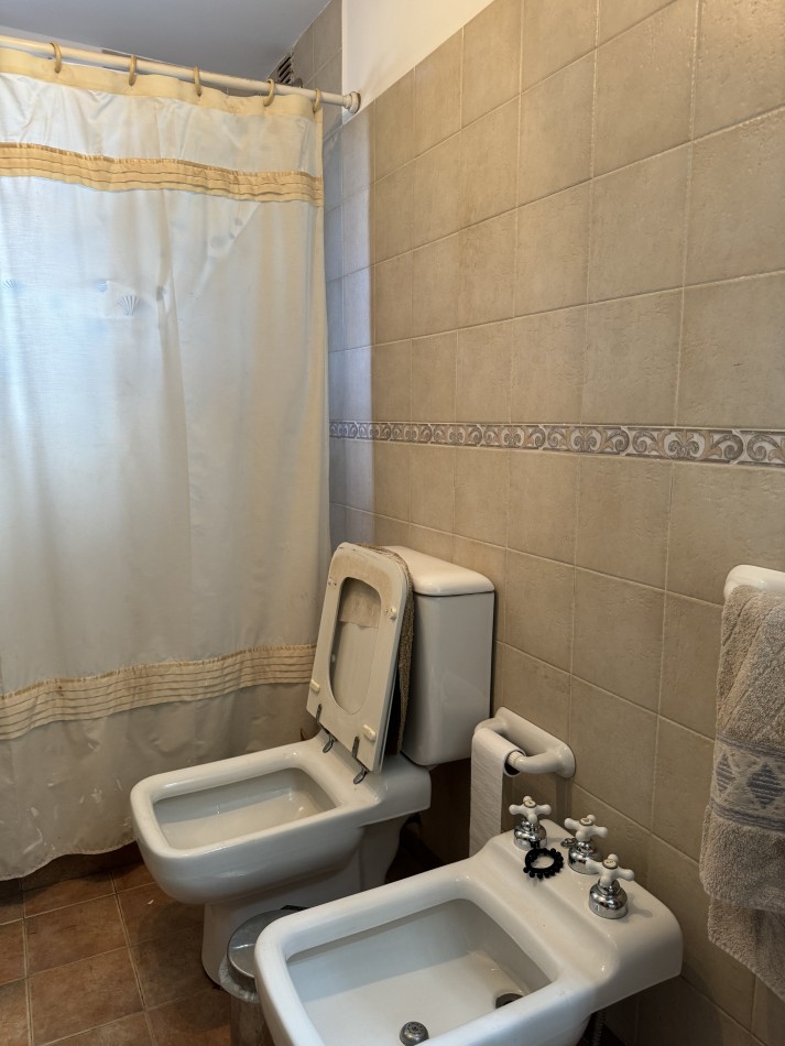 CASA CON BAJADA DIRECTA AL LAGO