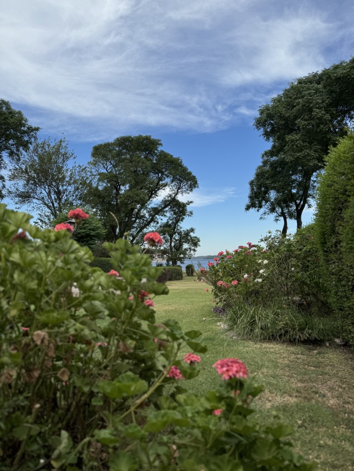 CASA CON BAJADA DIRECTA AL LAGO