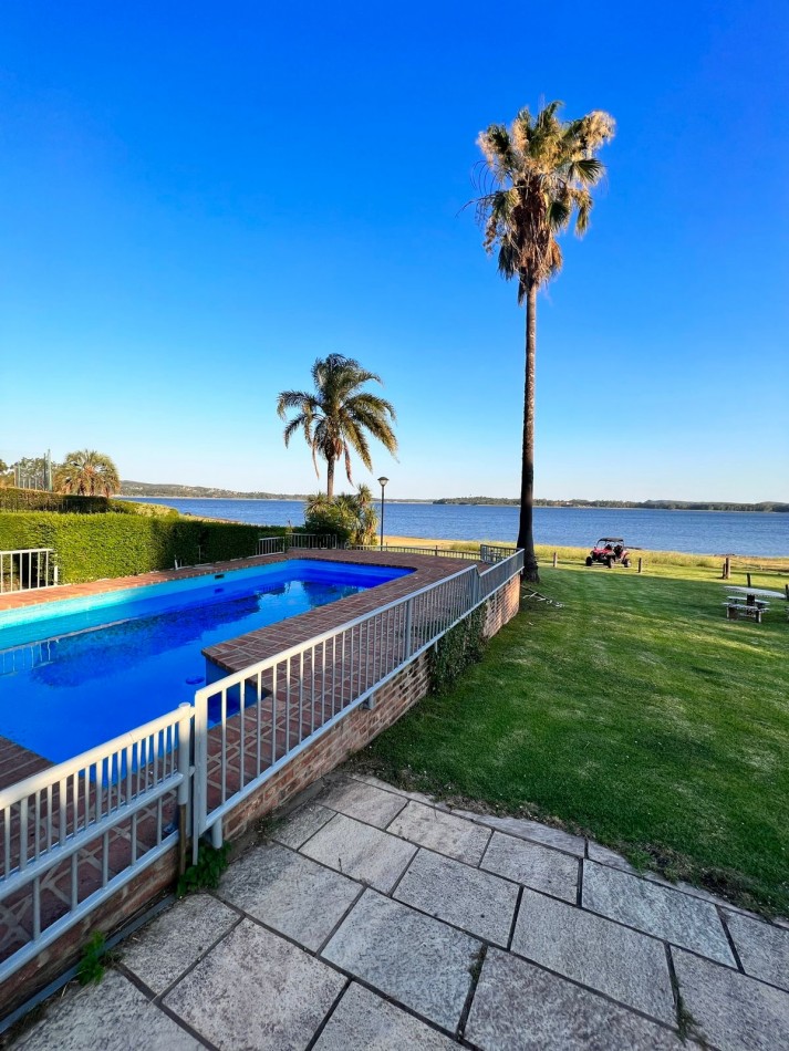CASA EN EMBALSINA CON BAJADA DIRECTA AL LAGO
