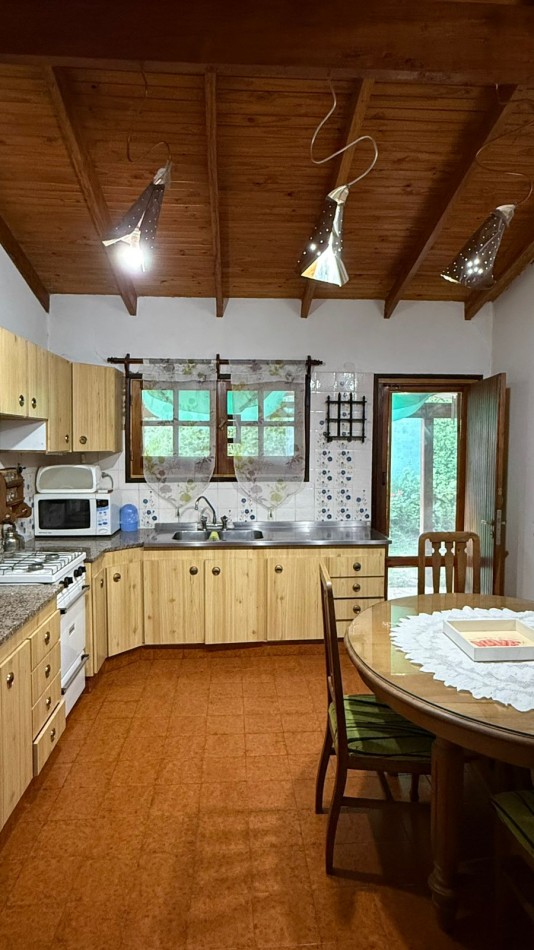 CASA A UNA CUADRA DEL LAGO 