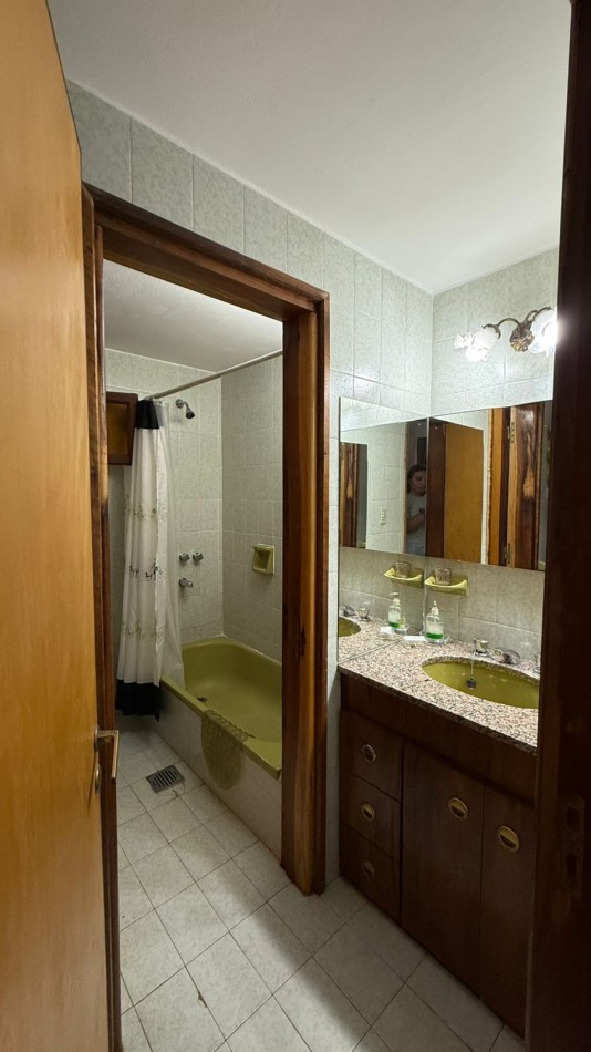 CASA A UNA CUADRA DEL LAGO 