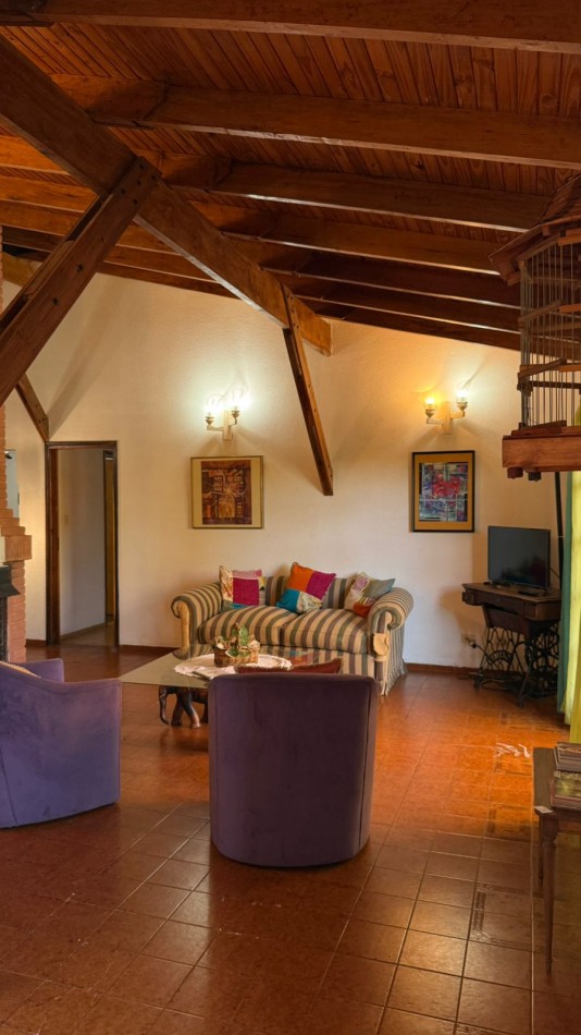 CASA A UNA CUADRA DEL LAGO 