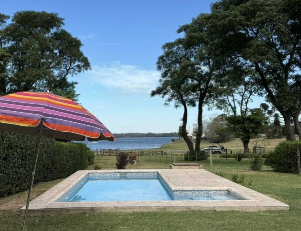 CASA CON BAJADA DIRECTA AL LAGO